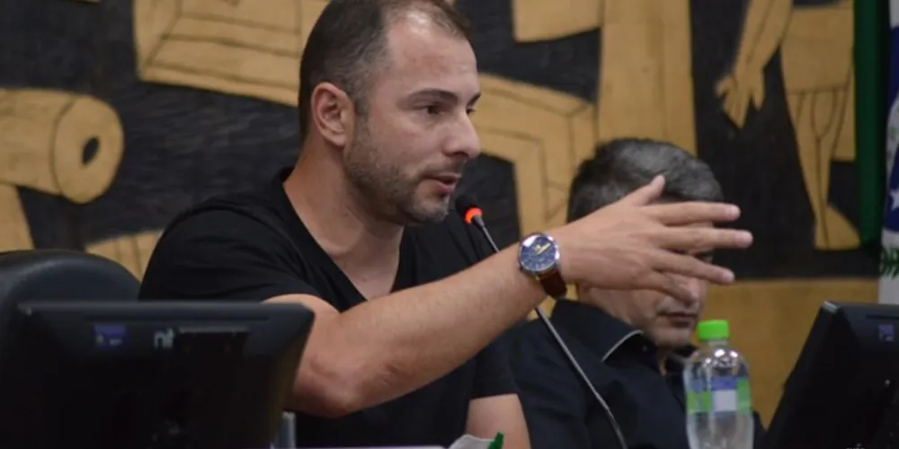 Presidente Daniel Milla conduz os trabalhos da Câmara na sessão desta segunda-feira (11)