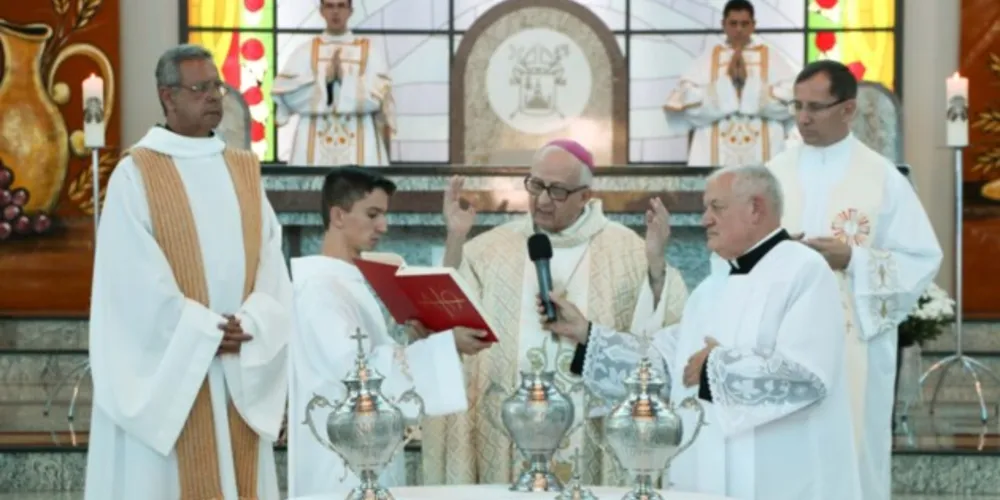 Os óleos que serão usados em todas as celebrações durante o ano são abençoados nesta quinta-feira