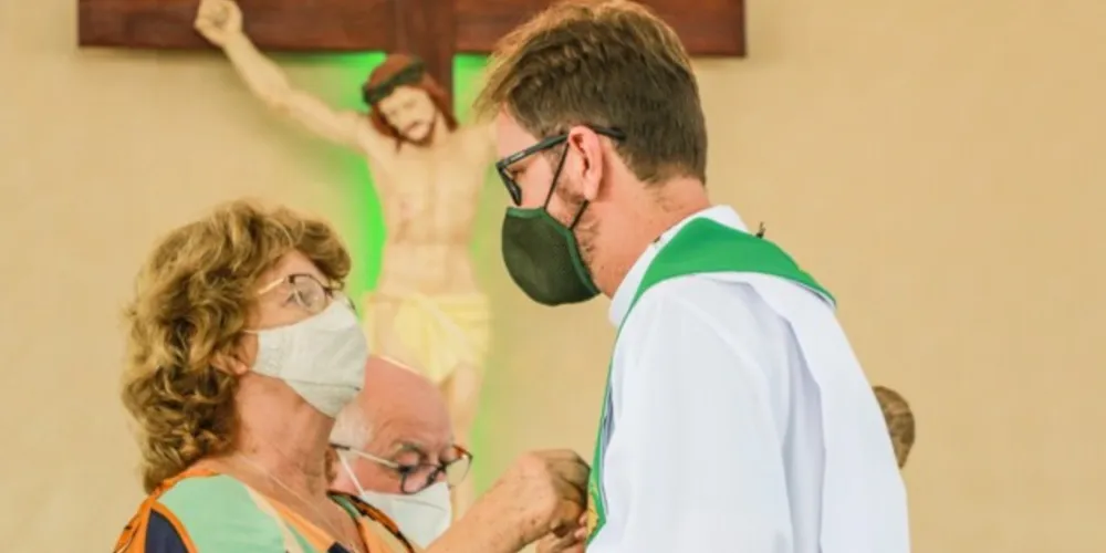 A mãe de padre Fábio e familiares acompanharam a celebração: emoção