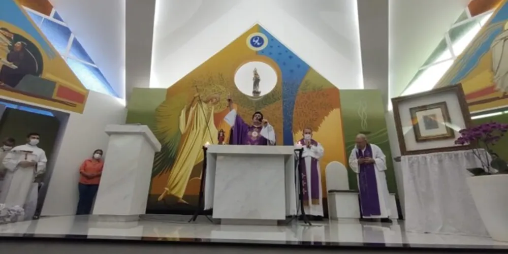 A missa foi concelebrada pelos padres Roberval e Giovanni