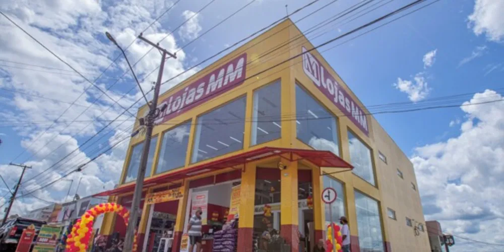 Há mais de 90 vagas para assistentes de loja, 70 para vendedores, 15 para vendedores de tecnologia e, aproximadamente, 40 vagas em cargos auxiliares