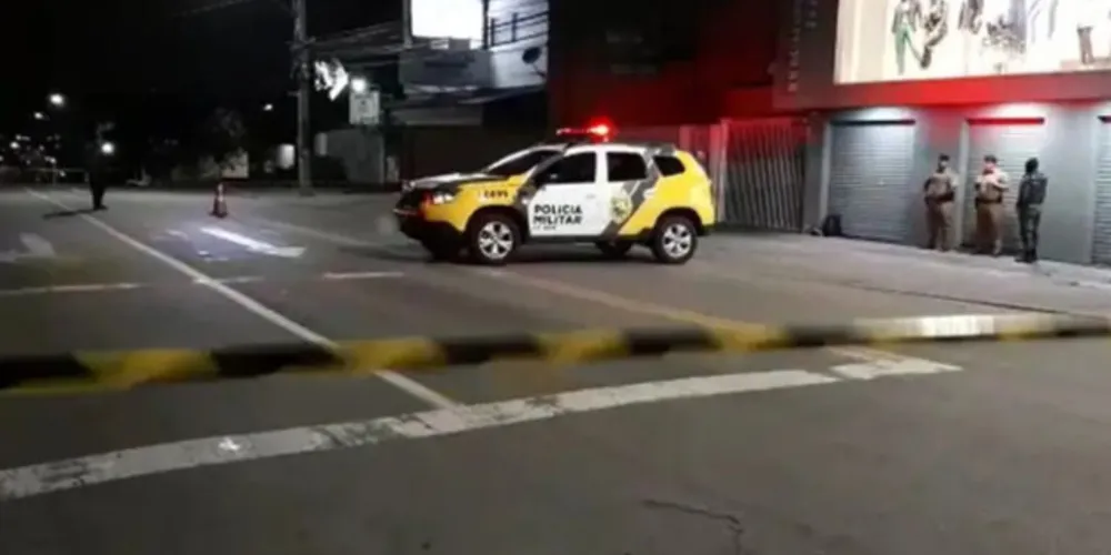 A vítima tentou fugir e foi esfaqueado enquanto atravessava a rua