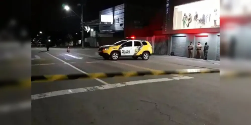 A vítima tentou fugir e foi esfaqueado enquanto atravessava a rua