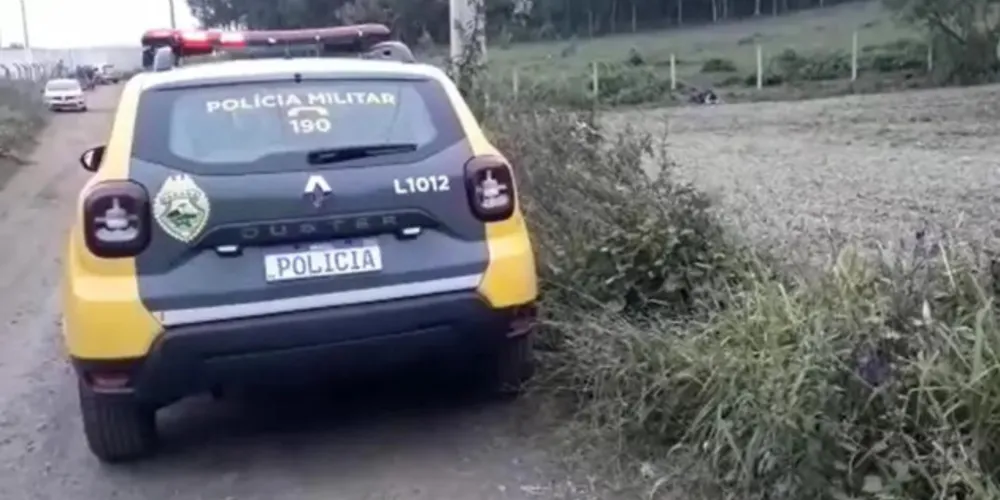Os corpos foram deixados em uma área preparada para plantação, um de cada lado da rua.