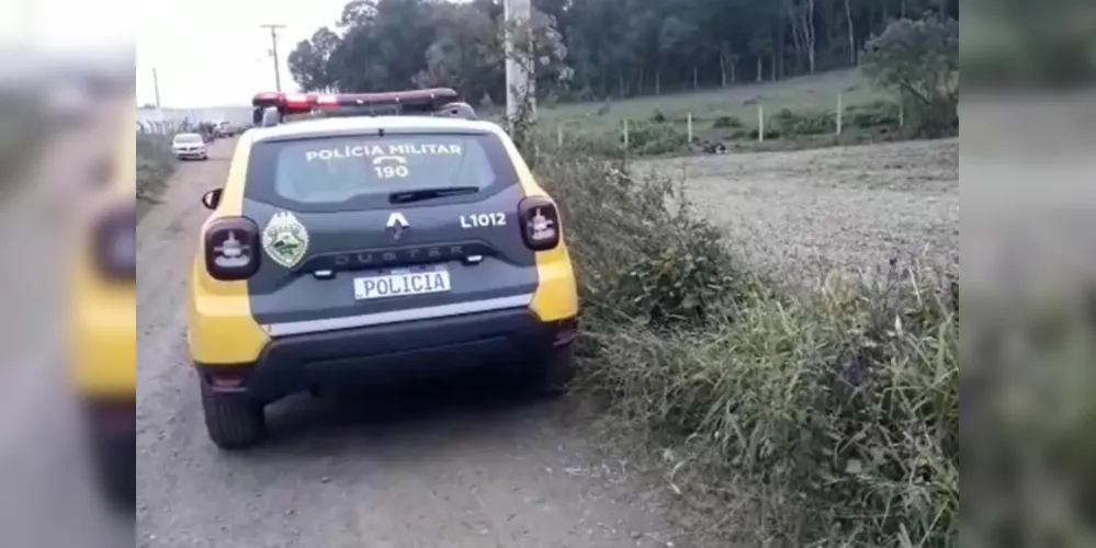 Os corpos foram deixados em uma área preparada para plantação, um de cada lado da rua.