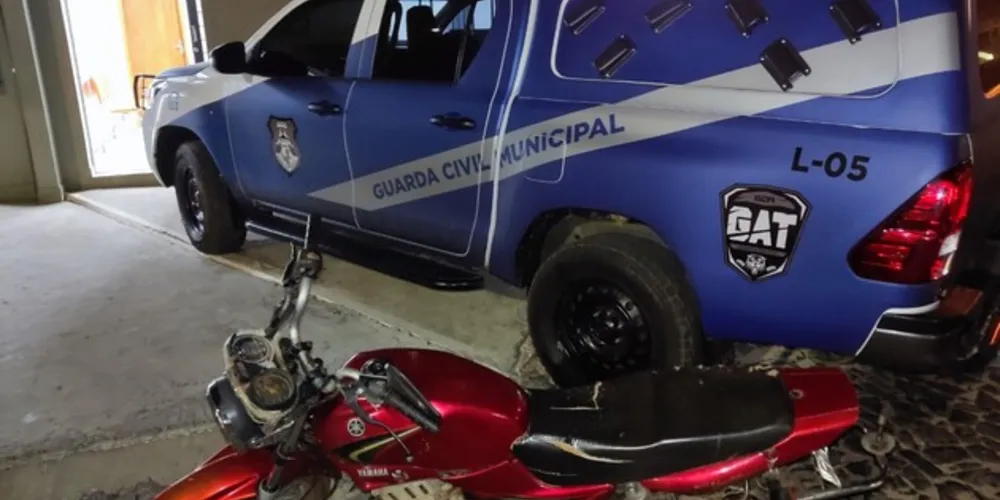 Moto apreendida com placa adulterada e número do chassi suprimido.