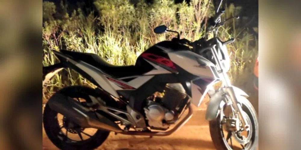 A moto foi encontrada no meio da mata na região da vila Romana.