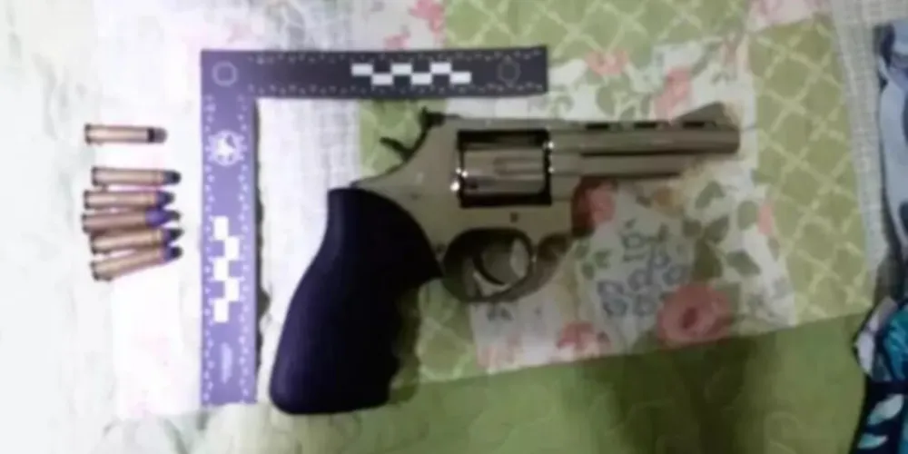 A vítima é agente penitenciário e guardava o armamento em casa