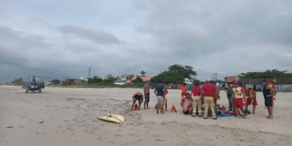 O corpo de uma mulher, de aproximadamente 35 anos, foi encontrado boiando perto das pedras do Brejatuba, em Guaratuba.