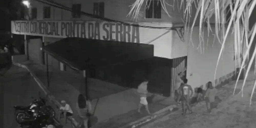 O crime foi registrado por uma câmera de segurança.