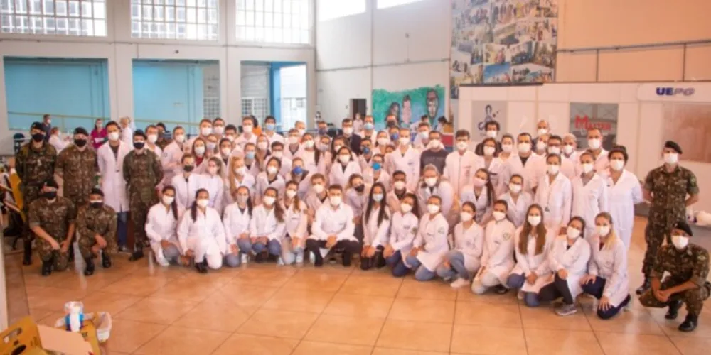 Mais de 100 estudantes da UEPG dos cursos de Medicina, Enfermagem, Farmácia e Odontologia aplicaram 3230 doses para quem recebeu a segunda dose até 02 de outubro de 2021