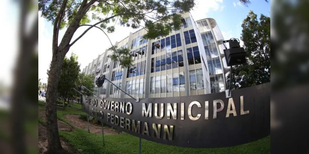 Profissionais participaram de Assembleia em frente ao Paço Municipal, na última quinta-feira.