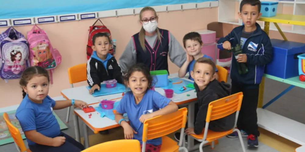 Os Centros Municipais de Educação Infantil (CMEIs), com capacidade para até 200 crianças cada um.