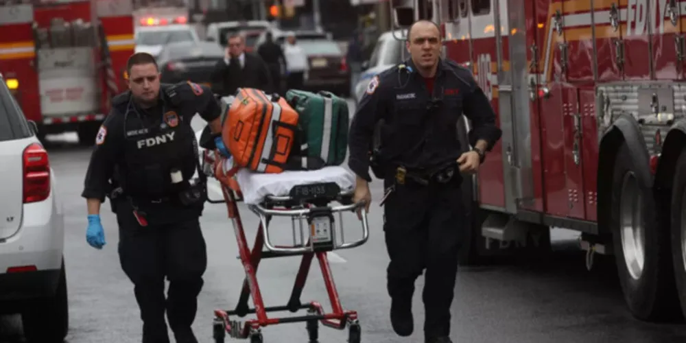 Ao menos cinco pessoas foram baleadas, segundo Associated Press. Caso aconteceu no Brooklyn. Polícia está no local buscando atirador.