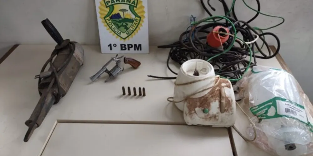 O homem usou uma arma para conter o suspeito, porém o revólver não estava regularizado e a vítima também foi detida.