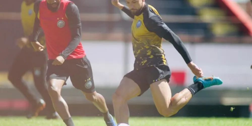 O atacante Paulo Sérgio  em trabalho visando o jogo contra Ponte