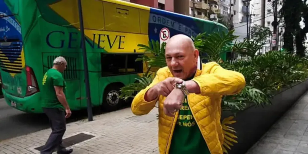 Um ônibus do empresário Luciano Hang, dono da rede de lojas Havan, foi multado por estacionar em local proibido.
