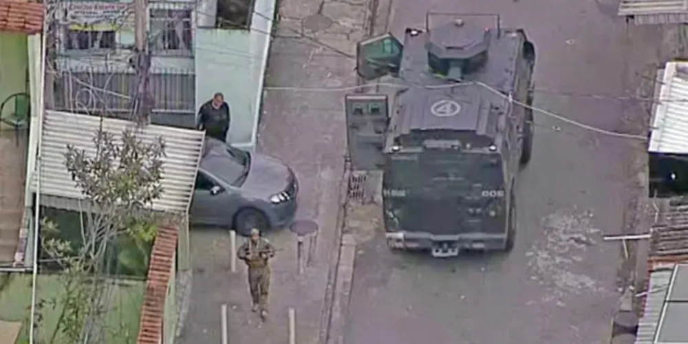 Operação conjunta da Polícia Militar, Polícia Federal (PF) e Polícia Rodoviária Federal (PRF) na Vila Cruzeiro, parte do Complexo da Penha, na Zona Norte do Rio.