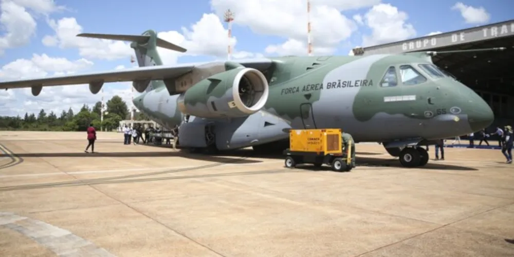 Avião da FAB pousa na Polônia para repatriar brasileiros