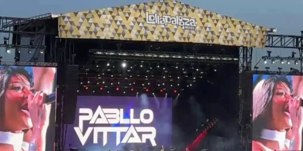 A cantora Pabllo Vittar gritou 'Fora Bolsonaro' e segudou uma bandeira do Lula em seu show na última sexta-feira no festival