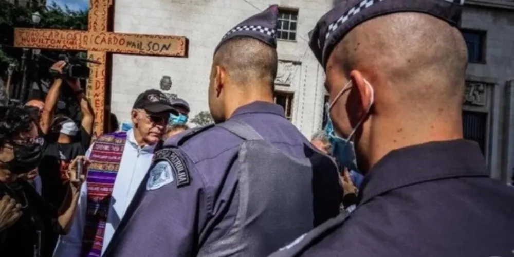 Policiais militares interromperam a realização da Via-Sacra no centro de São Paulo