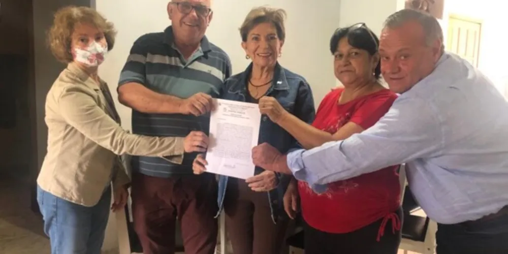 Moradores receberam termos de quitação de imóveis relativas ao Programa 'Papel Legal'