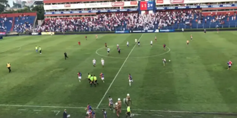 Torcedores do Paraná invadiram gramado da Vila Capanema para agredir jogadores.