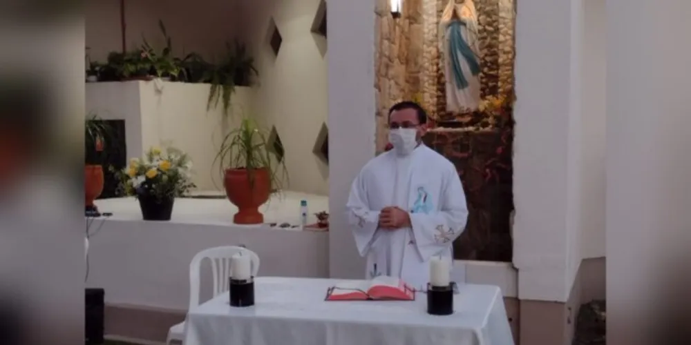 A Paróquia Nossa Senhora da Saúde ganhou na última sexta-feira (11), uma gruta em homenagem à Nossa Senhora de Lourdes.
