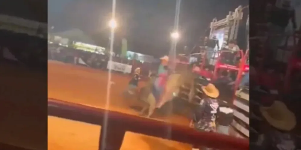 Imagens feitas por testemunhas mostram o rapaz caindo do animal segundos após o início da montaria.