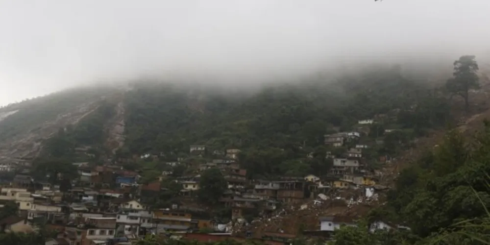 Embora com menos intensidade, a chuva ainda não parou.