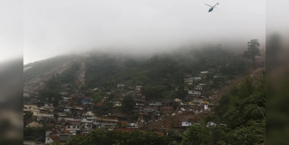 Embora com menos intensidade, a chuva ainda não parou.