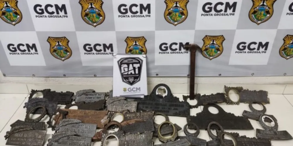 No interior das mochilas foram encontradas 27 placas de túmulo feitas de bronze que os jovens furtaram do cemitério.