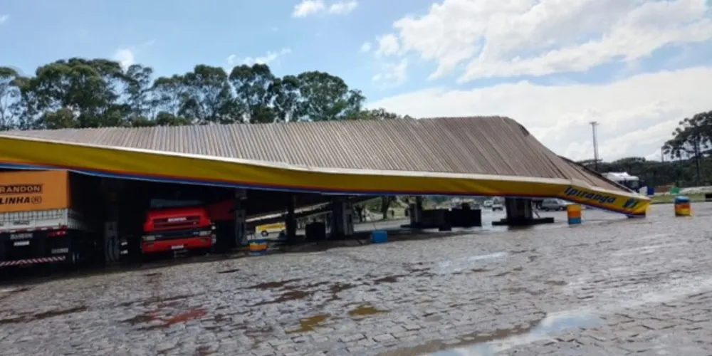 Conforme o Simepar, antes da chuva, o vento chegou a 65 Km/h. Trata-se de uma chuva de verão agravada pela existência de serras