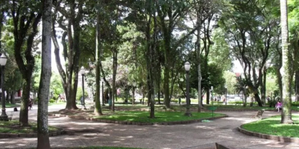 Praça Ponto Azul fica na área central de Ponta Grossa