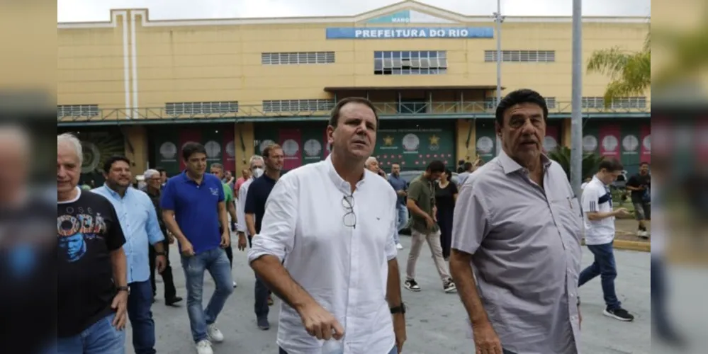 O prefeito Eduardo Paes visita barracão da União da Ilha na Cidade do Samba, onde são montados os desfiles do carnaval.