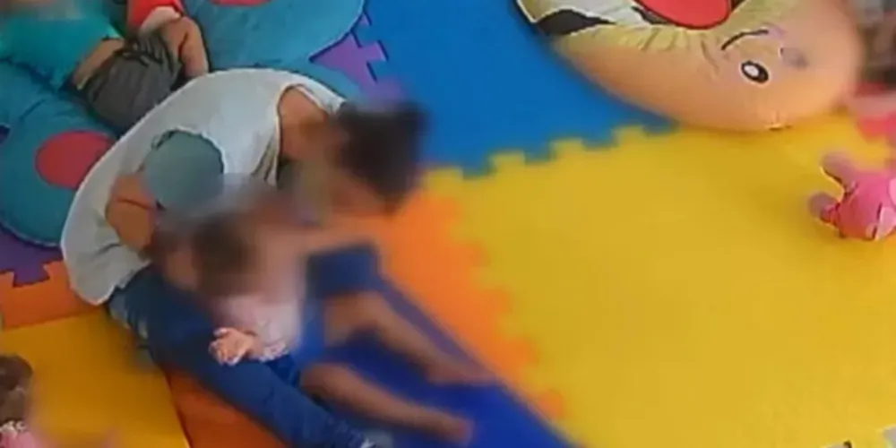 Repercutiu e causou revolta na internet, o vídeo que mostra um bebê de 1 ano e 10 meses sendo agredido por uma professora em uma escola.