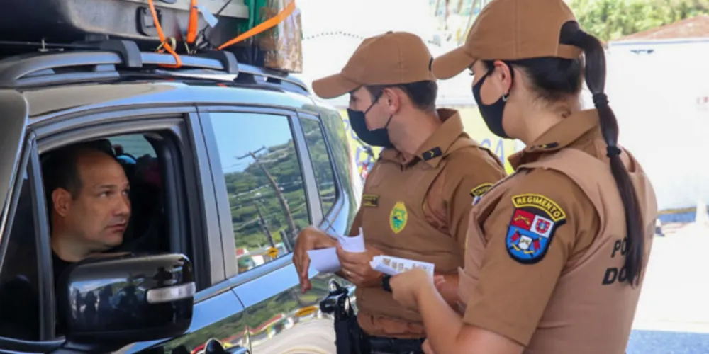 Orientações de segurança são feitas durante campanha educativa “Sou amigo da Polícia Militar” em postos de combustíveis e módulos móveis