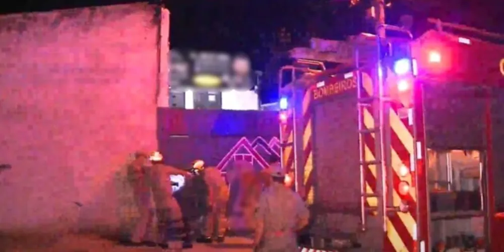 O Corpo de Bombeiros precisou arrebentar o cadeado para resgatar o rapaz.