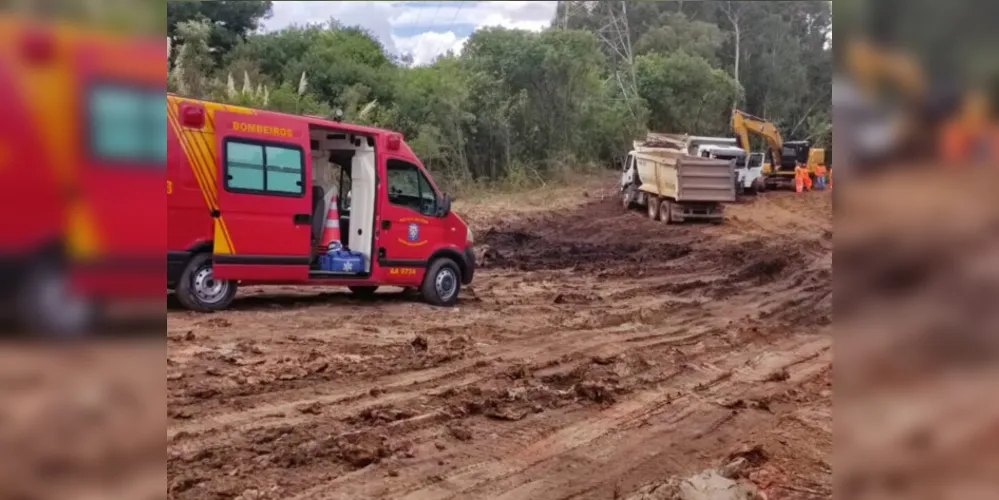 A vítima ficou embaixo da árvore e sofreu graves danos na cabeça.