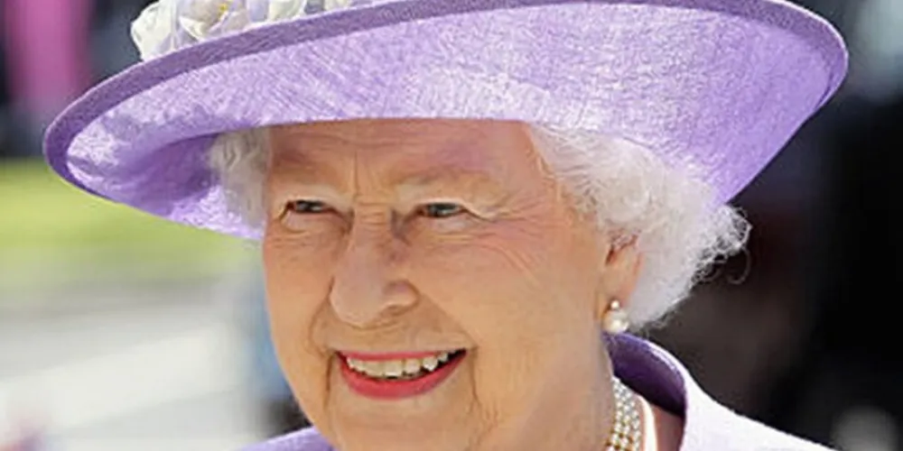 Informação foi confirmada em comunicado do Palácio de Buckingham. Monarca está bem e apresenta sintomas leves