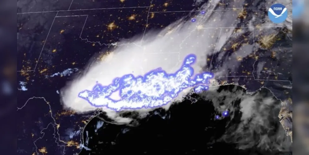 Imagem de satélite fornecida pela NOAA (Administração Nacional Oceânica e Atmosférica dos EUA) mostra um complexo de tempestades que contém o mais longo flash único (raio) do mundo.