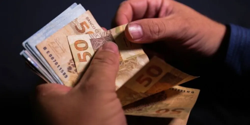 A administração do município depositou pagamentos referentes ao serviço de coleta de lixo em uma conta fraudulenta