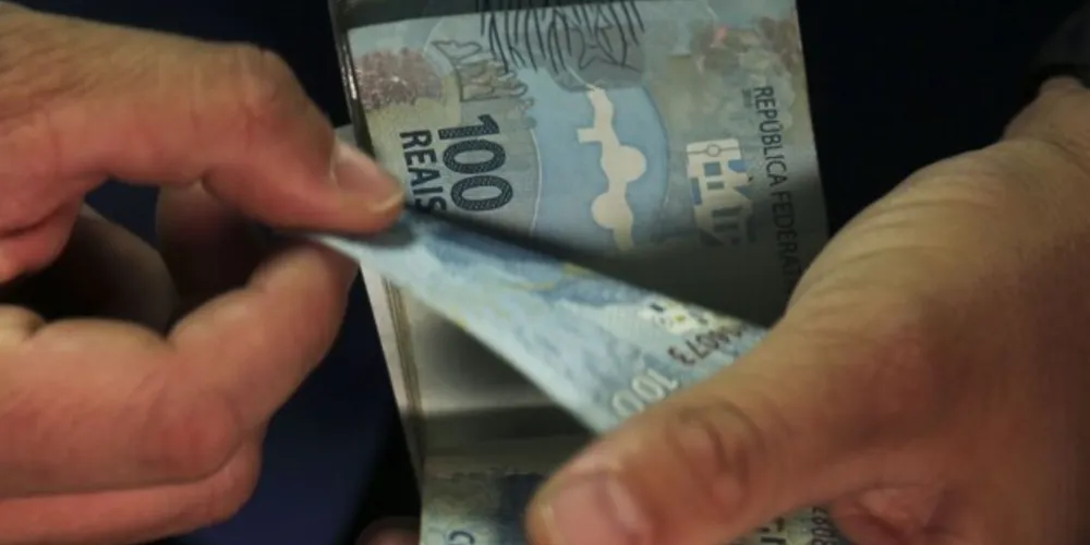 Os trabalhadores da iniciativa privada nascidos em julho recebem nesta terça-feira (15) o abono salarial ano-base 2020.