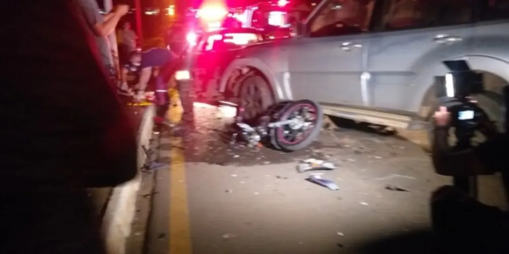 Grave acidente envolvendo dois carros e uma moto deixou três pessoas feridas