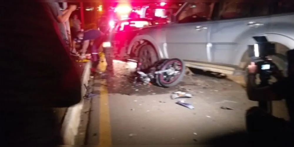 Grave acidente envolvendo dois carros e uma moto deixou três pessoas feridas