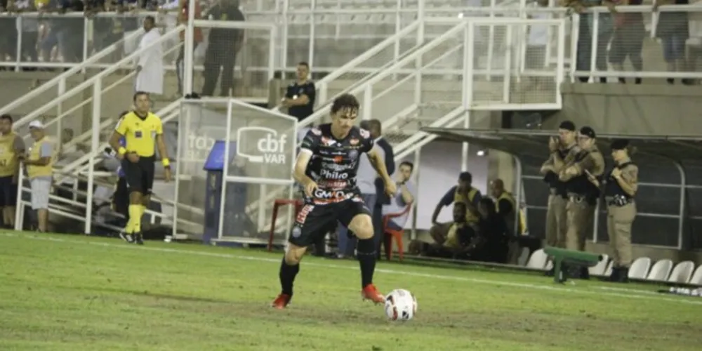 Lateral esquerdo Fabiano em jogo contra a Tombense, na noite deste sábado (9)