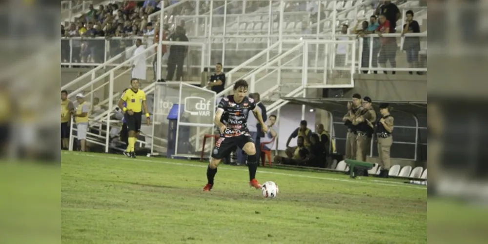 Lateral esquerdo Fabiano em jogo contra a Tombense, na noite deste sábado (9)