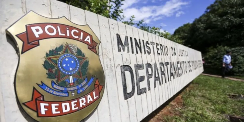 A Polícia Federal prendeu em flagrante um jovem pelo crime de moeda falsa, na tarde desta quinta-feira (10), em Paranaguá.