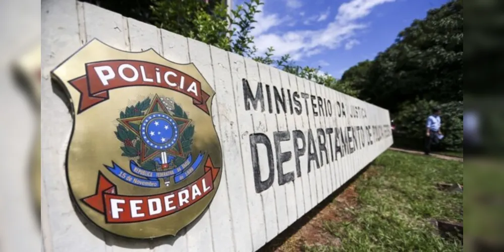 A Polícia Federal prendeu em flagrante um jovem pelo crime de moeda falsa, na tarde desta quinta-feira (10), em Paranaguá.