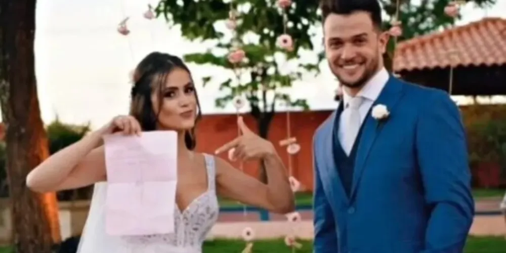 Jaqueline Mirada Bonfim exibe o contrato assinado por Lucas Bonfim